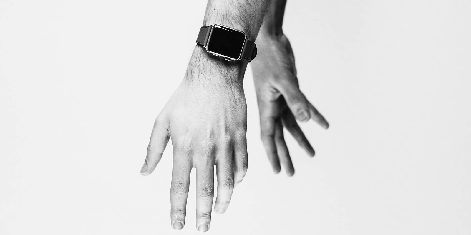 Mão usando iWatch, relógio da Apple