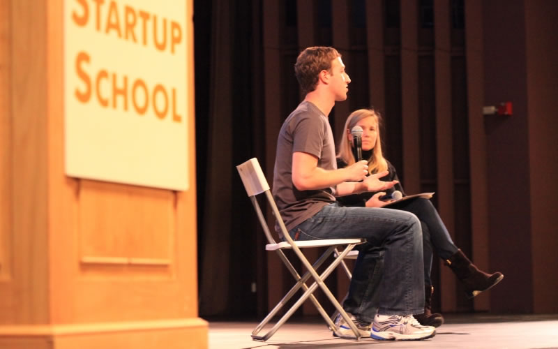 O empreendedor e fundador do Facebook, Mark Zuckerberg falando em edição do "Startup School"