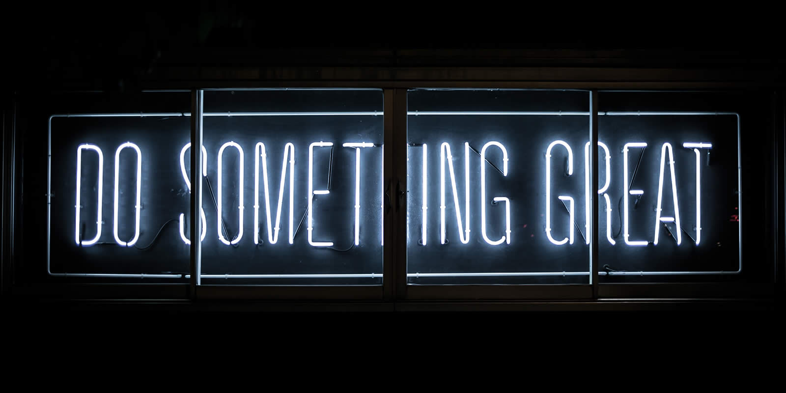 Letreiro de neon com frase "Do something great"